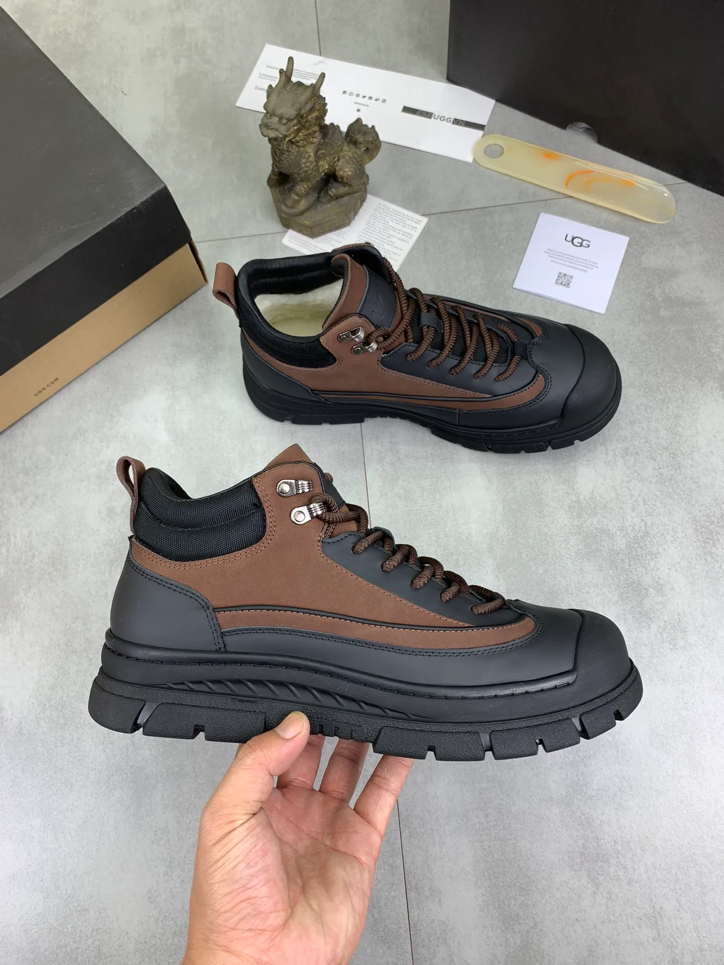 Men's Men's Shoes P620 [New Style] 💰 🆘 "Real Wool" [UGG] 👉 Popular men's shoes official website synchronization 🔰 Genuine quality [proud] is not comparable to the imitations in the general market 🌀 The upper is imported Italian frosted cowhide, and the lining: foot pad 🅰️ grade 🐑 real wool 👻 Only Grade A can show the effect The hand feels smooth and delicate 🔱The shoe shape is grand, only genuine factories can achieve it 🎄The perfect toughness of the original outsole 👻⬛️ allows customers to bid farewell to one-time consumption. Real wool lining, super warm. 3️⃣Colors available Sizes: 38-44